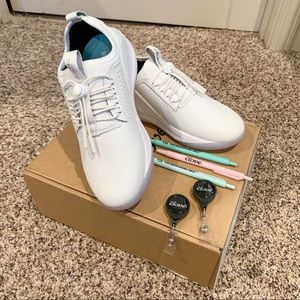 New women’s size 6.5 Clove medical shoes